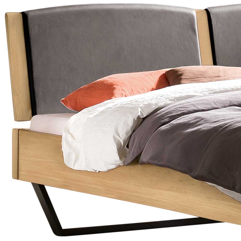 Industrial Bett aus heller Eiche mit Kunstleder Kopfteilpolstern in Grau -  Ezianas