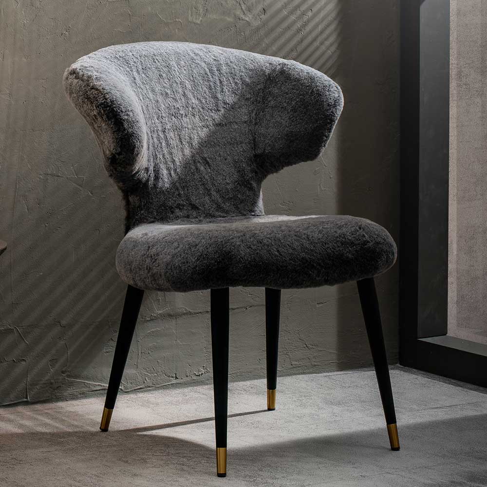 Hochwertiger Design Stuhl aus Kunstfell in Grau mit schwarzem