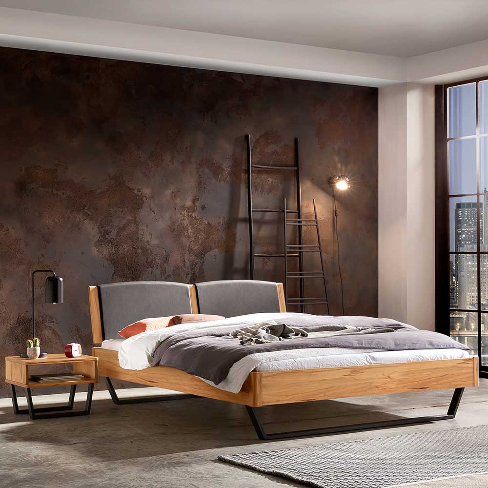 Industrial Bett aus heller Eiche mit Kunstleder Kopfteilpolstern in Grau -  Ezianas